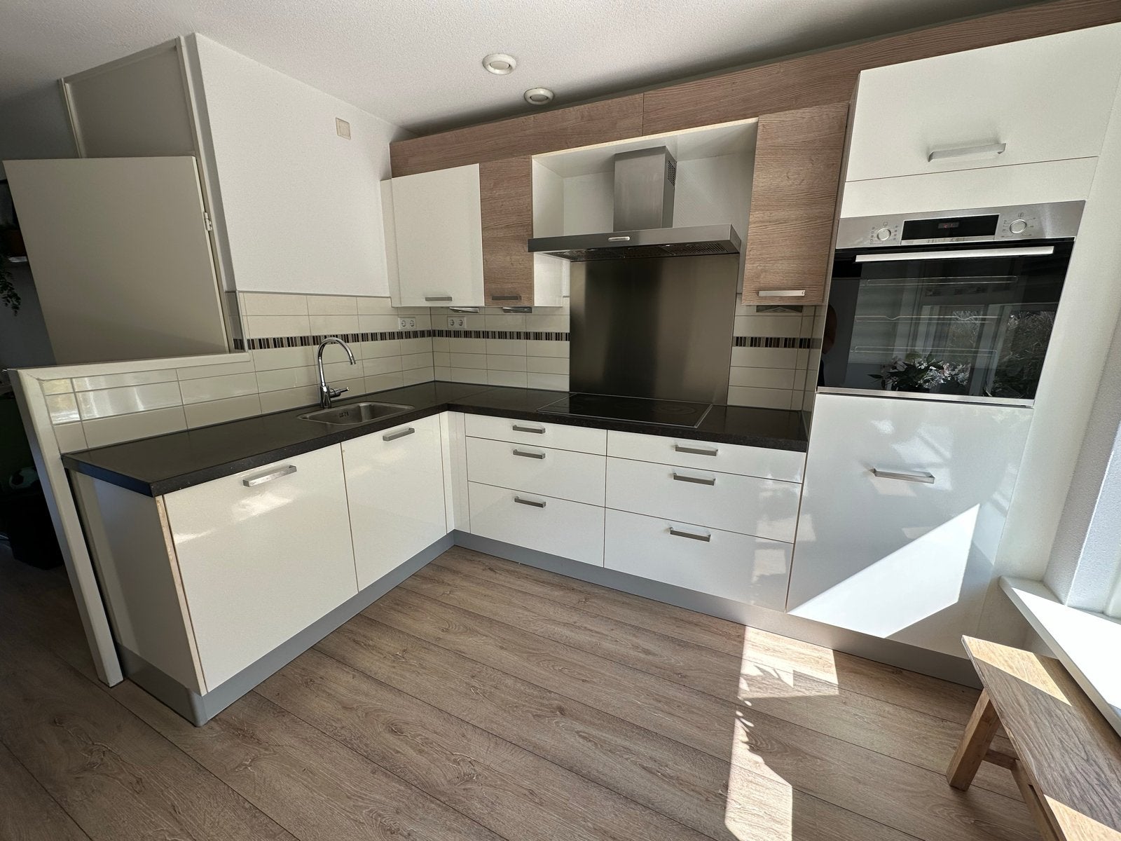 Moderne hoekkeuken met inbouwapparatuur, Ophalen, Gebruikt, Wit, Hoekkeuken