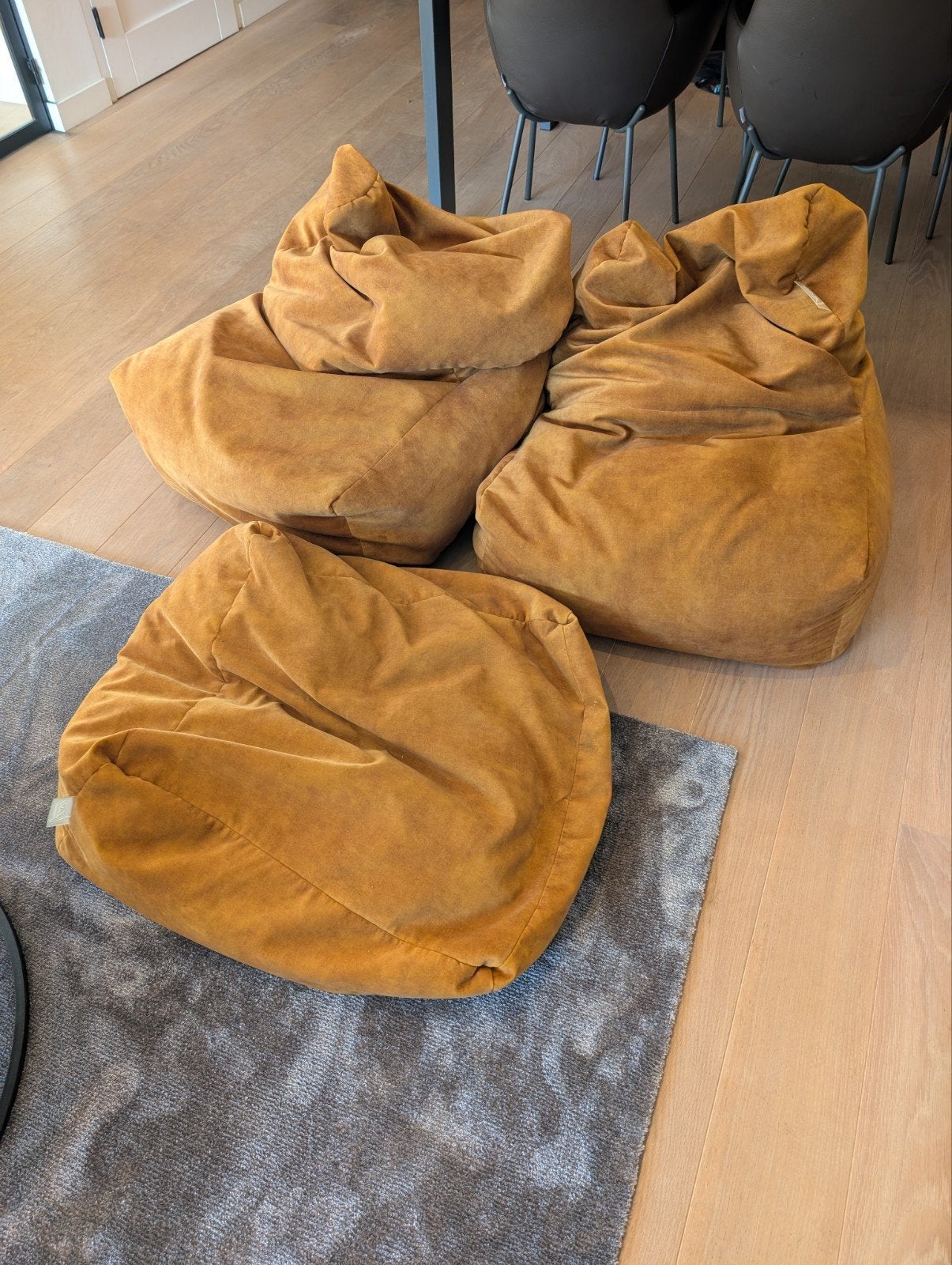 Twee laui lounge zitzakken en poef, Ophalen, Gebruikt, Geel, Zitzak