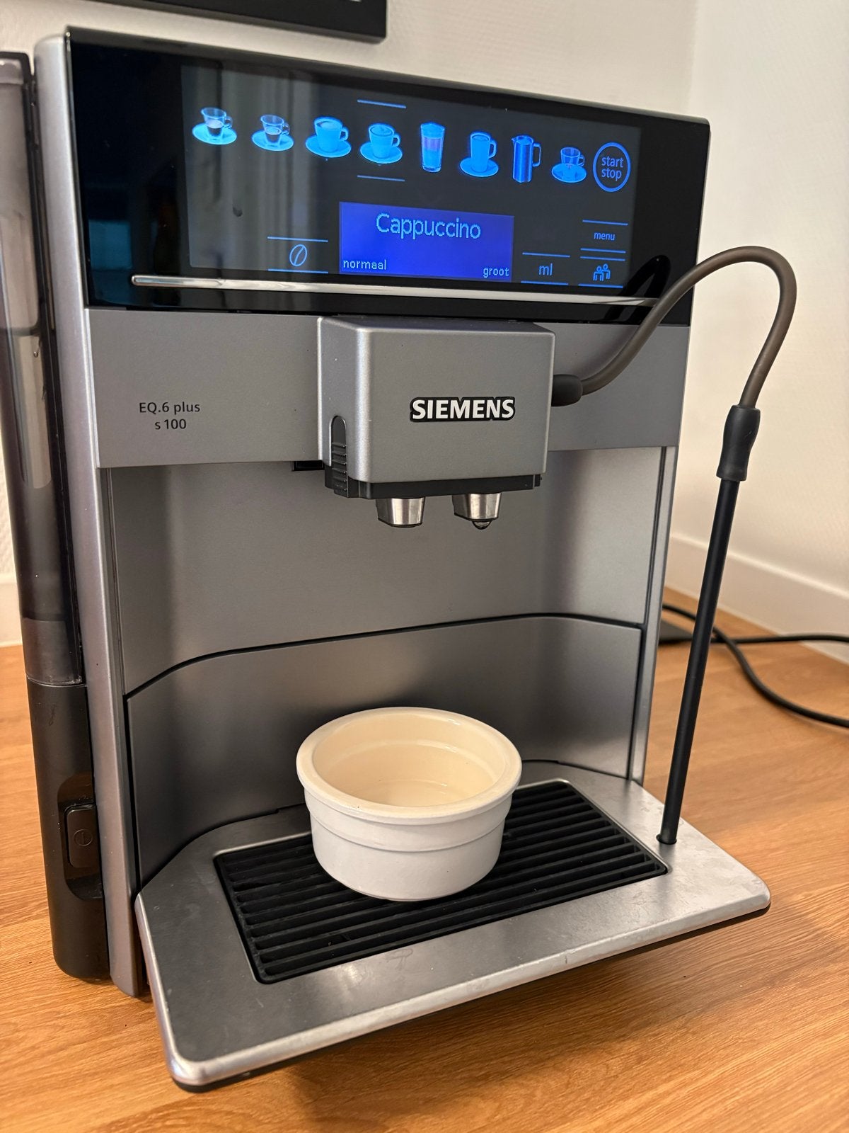 Siemens EQ.6 plus S100 espressomachine - Goede staat, Ophalen, Afneembaar waterreservoir, Espresso apparaat, Koffiebonen