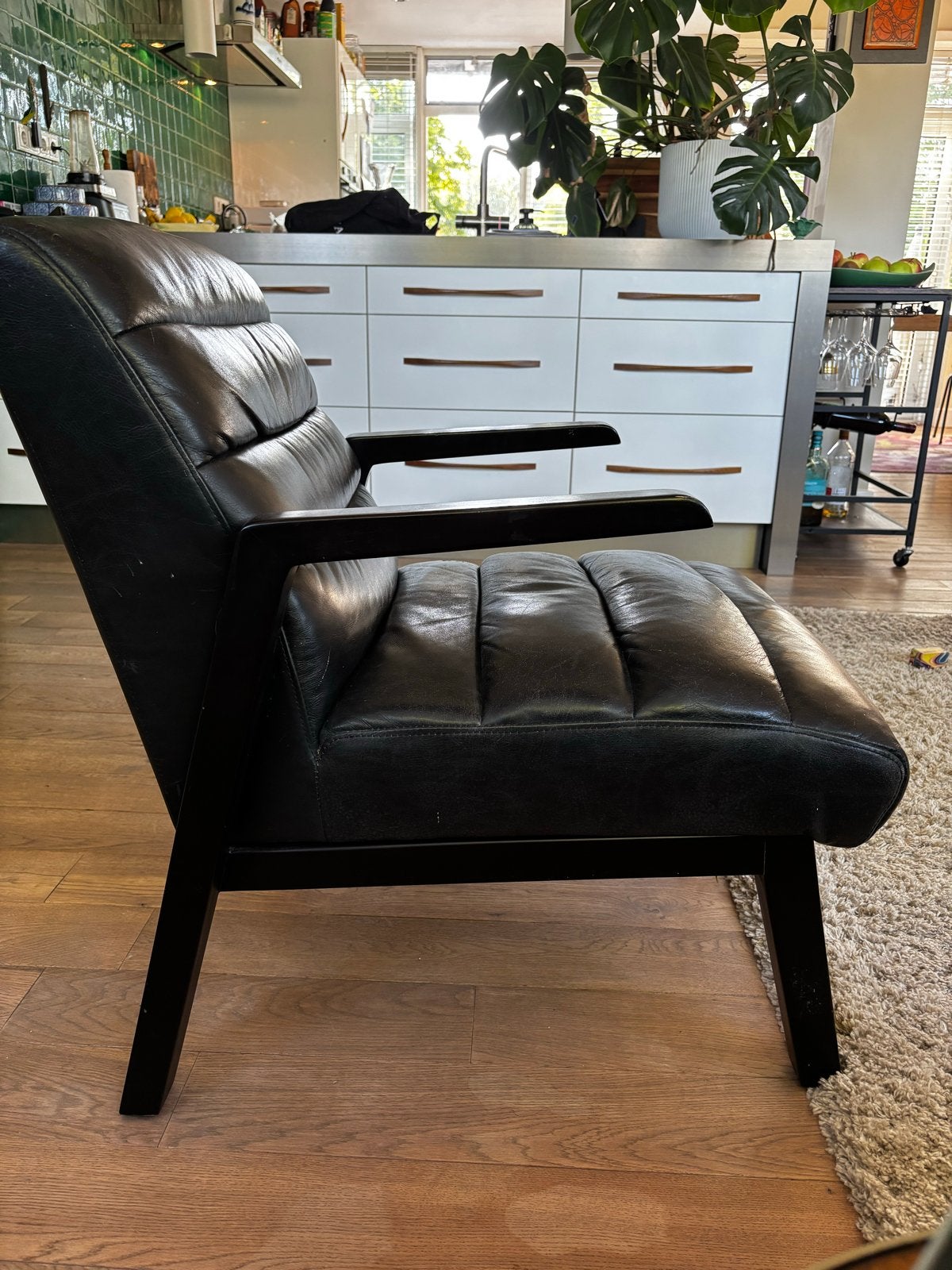 Zwarte leren fauteuil - moet worden opgepoetst, Ophalen, Gebruikt, 50 tot 75 cm, Leer