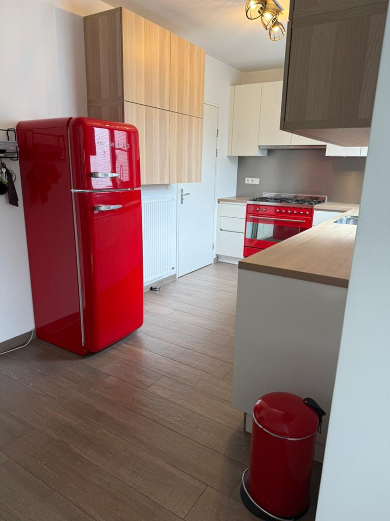 Moderne keuken met rode Smeg toestellen, Huis en Inrichting, Keuken | Complete keukens, Ophalen, Gebruikt, Wit, Hoekkeuken