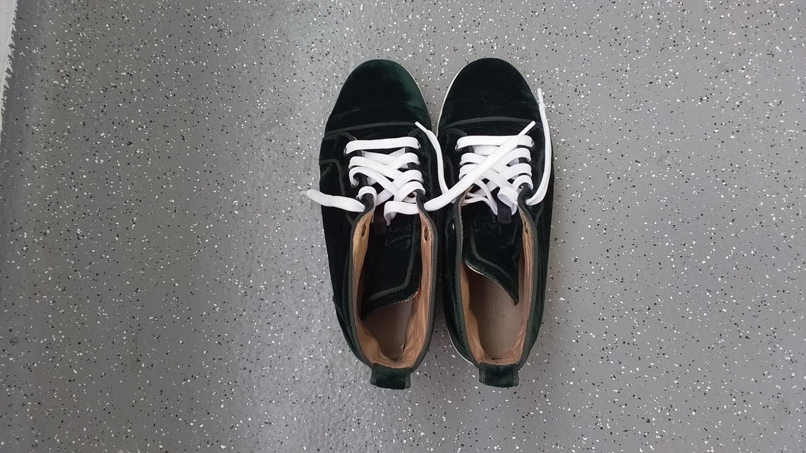 Christian Louboutin Sneakers - Groen fluweel, Christian Louboutin, Overige kleuren, Ophalen of Verzenden, Sneakers of Gympen