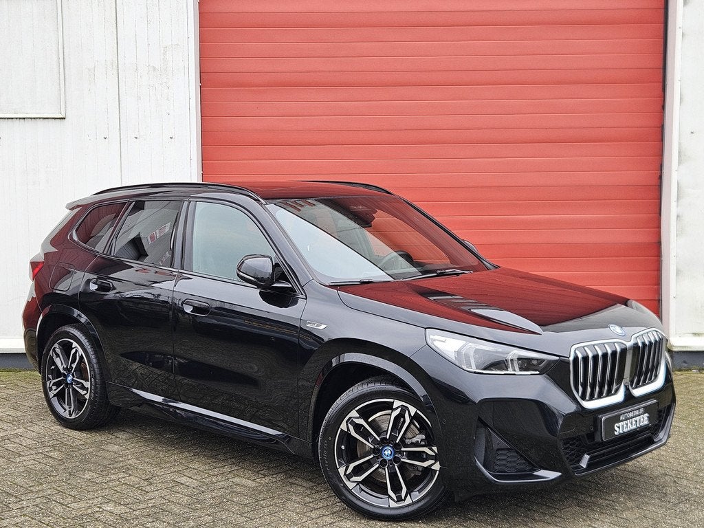 BMW X1 xDrive30e M-sport | Pano | Head-up | H/K (bj 2022), Auto's, BMW, 12 maanden, 14 kWh, Automatische klimaatregeling, Zwart