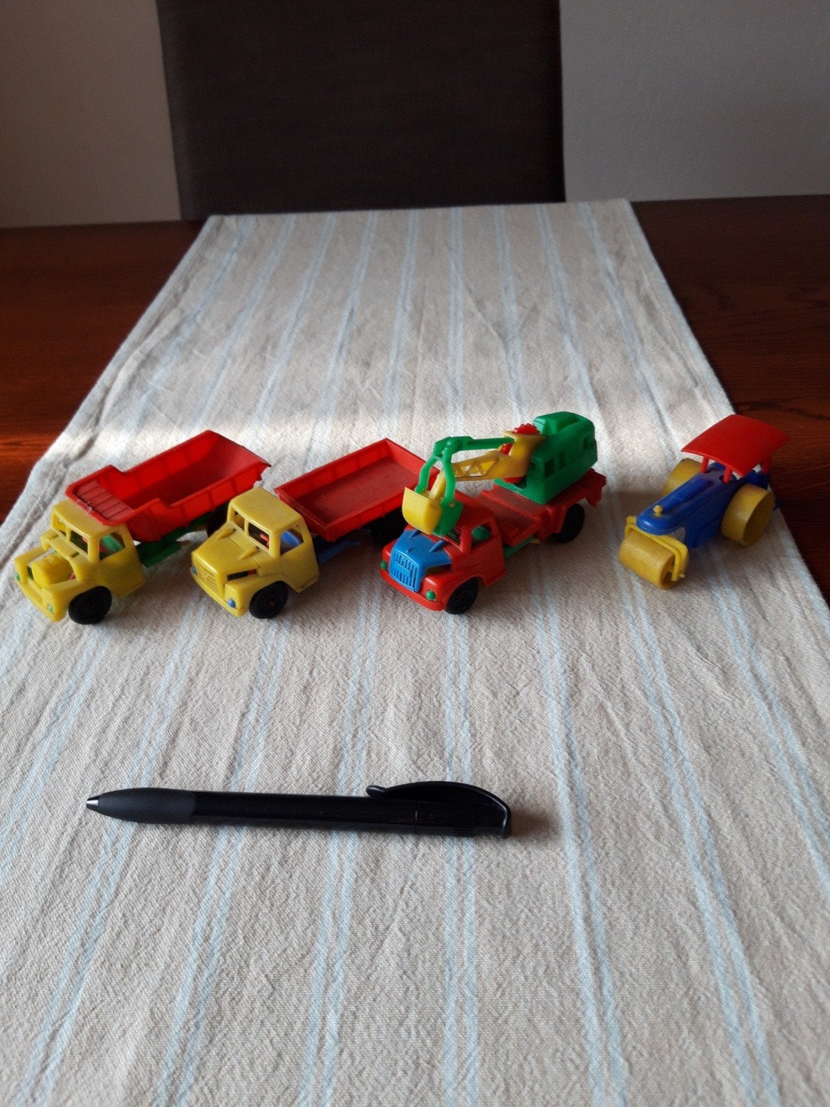 Oude plastic vrachtauto's met kraan wals, Antiek en Kunst, Antiek | Speelgoed, Ophalen