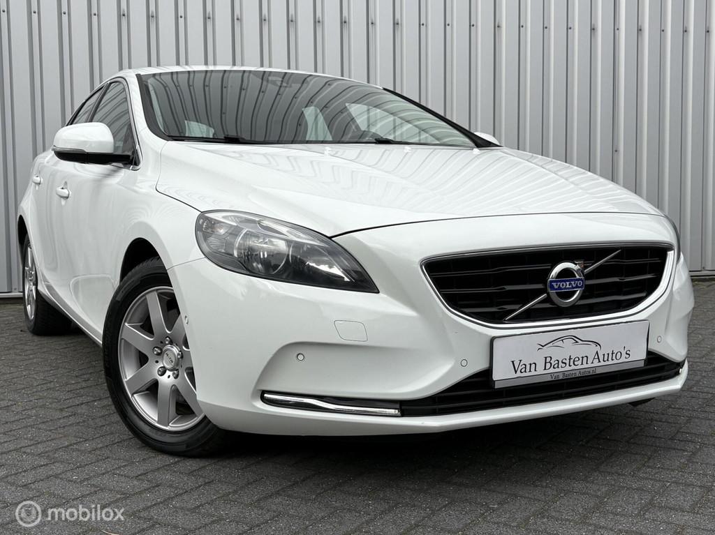 Volvo V40 1.6 T2 Momentum | Camera | Navi | Trekhaak | PDC |, Voorwielaandrijving, 1596 cc, Gebruikt, Zwart