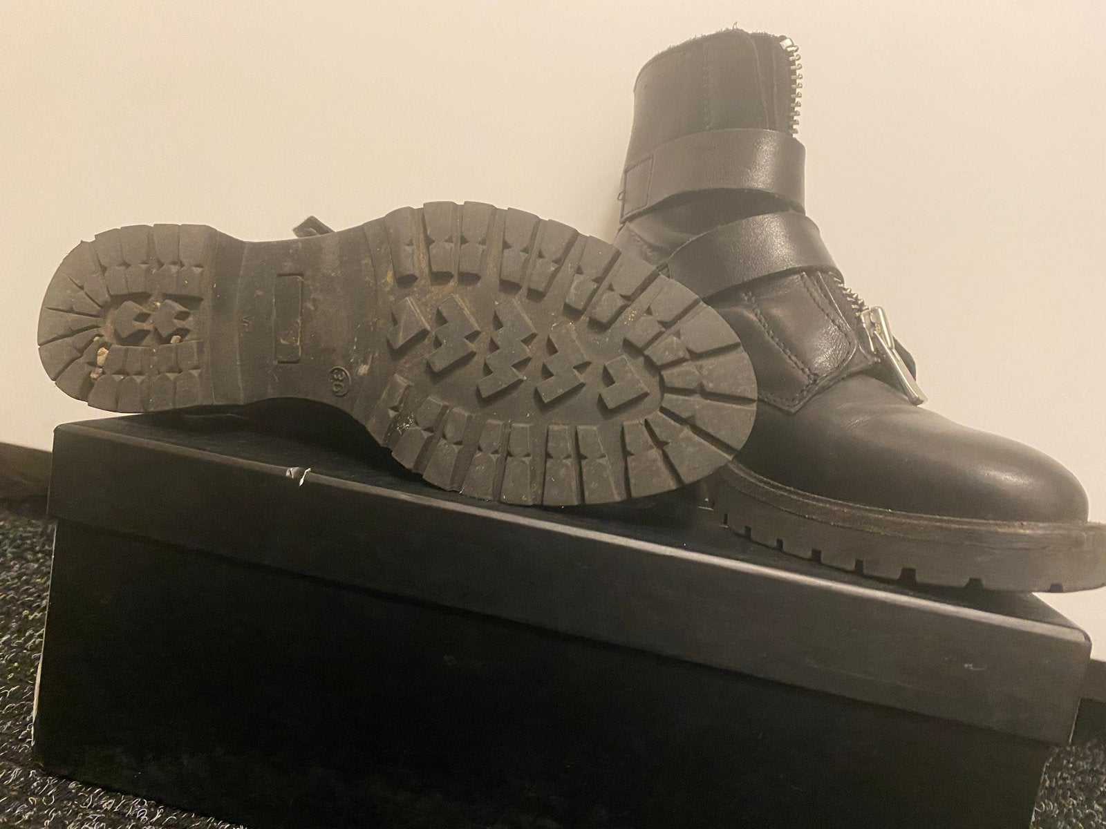 Zwarte leren biker boots met gespen en ritsen, Kleding | Dames, Schoenen, Ophalen of Verzenden, Gedragen, Zwart, Lage of Enkellaarzen