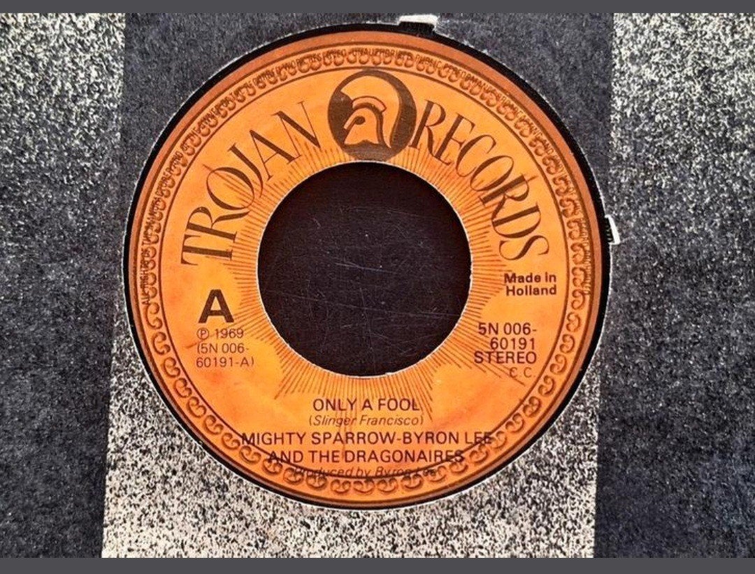 7"/SINGLE  MIGHTY SPARROW & BYRON LEE - Only A Fool, Ophalen of Verzenden, Gebruikt, Pop