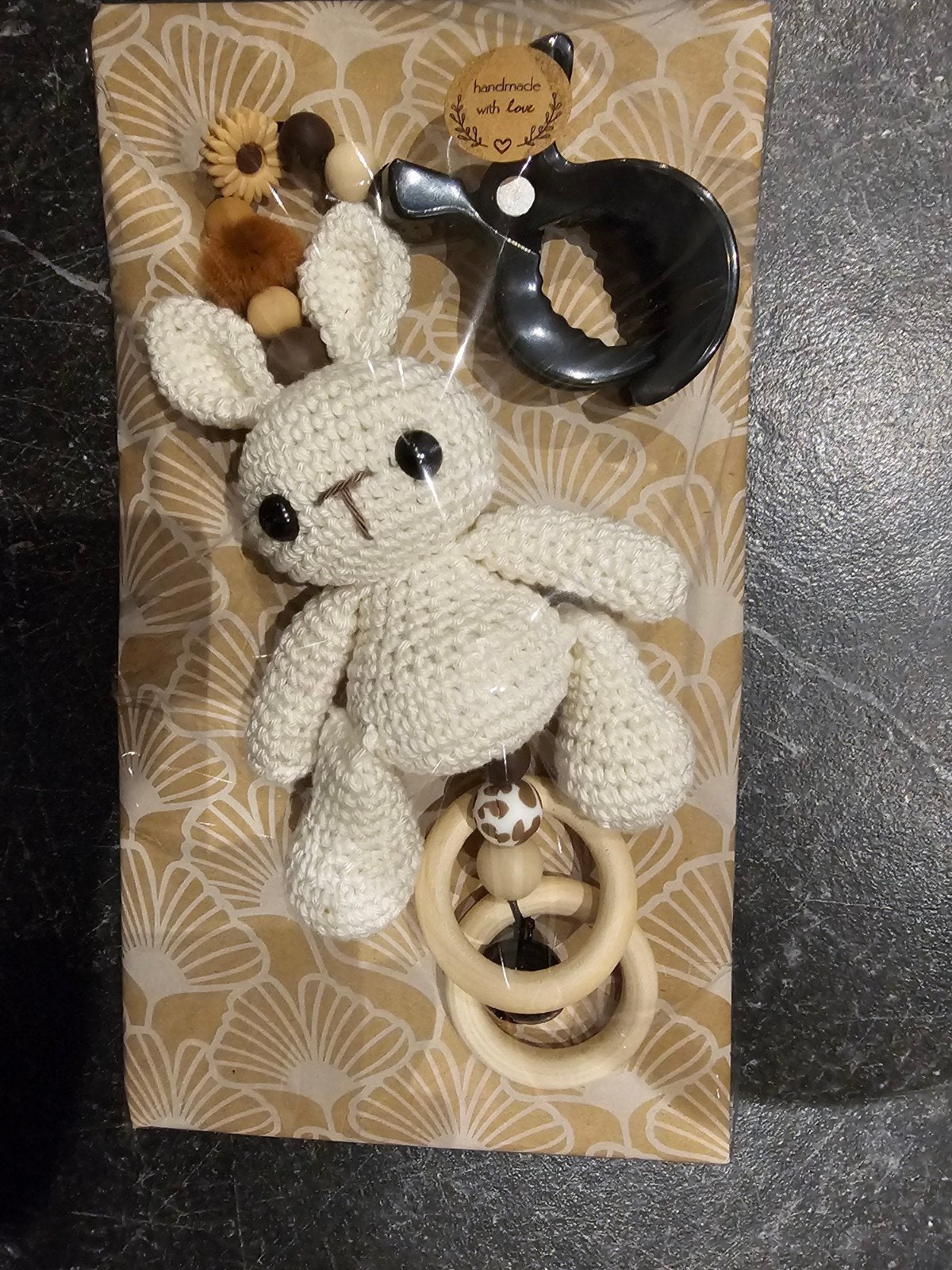 Maxi-Cosi hanger met gehaakt konijntje en rammelaar, Kinderen en Baby's, Speelgoed | Babyspeelgoed, Ophalen of Verzenden, Zo goed als nieuw