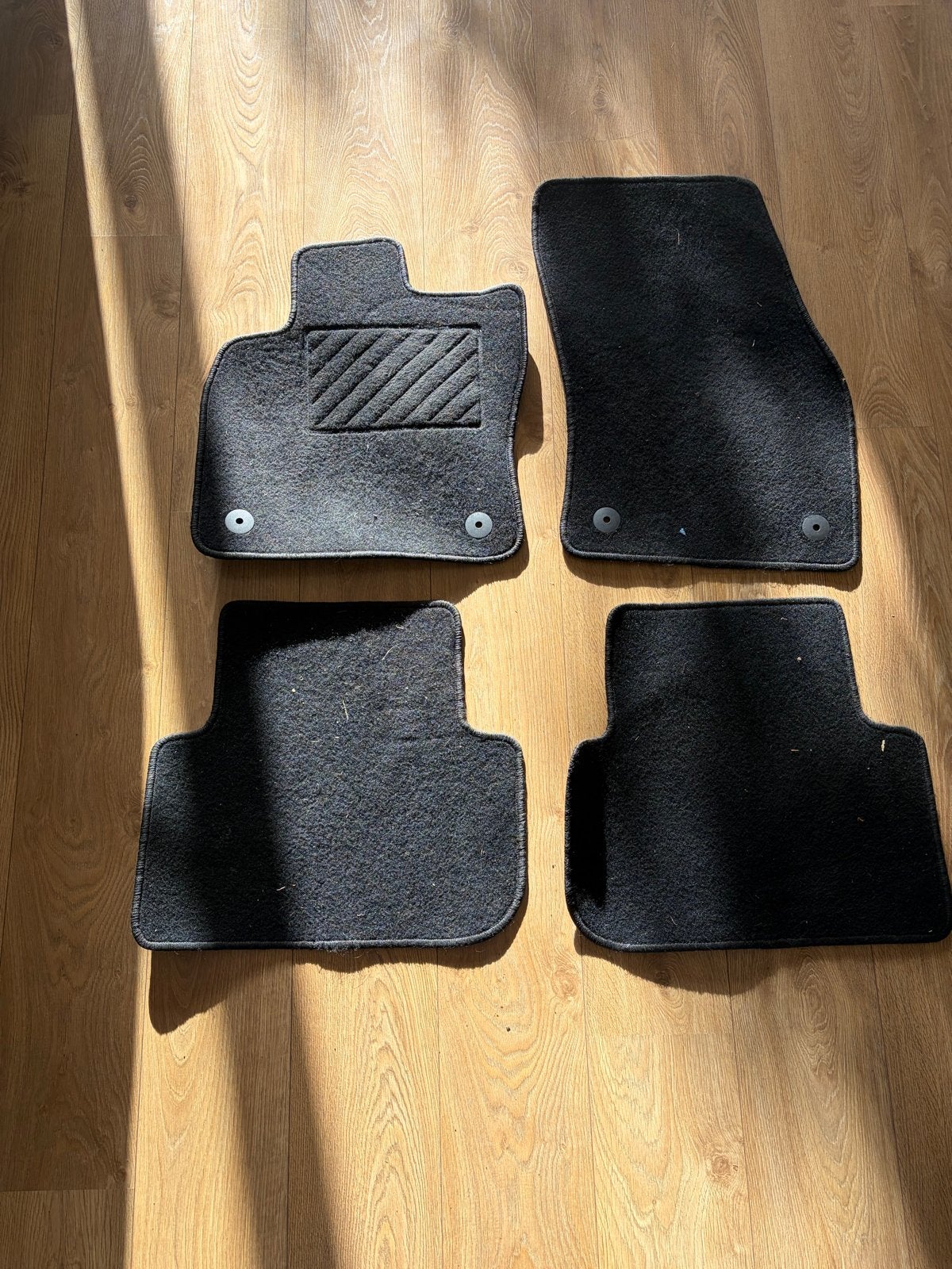 Set van 4 zwarte automatten VW Tiguan 2022, Ophalen of Verzenden, Gebruikt