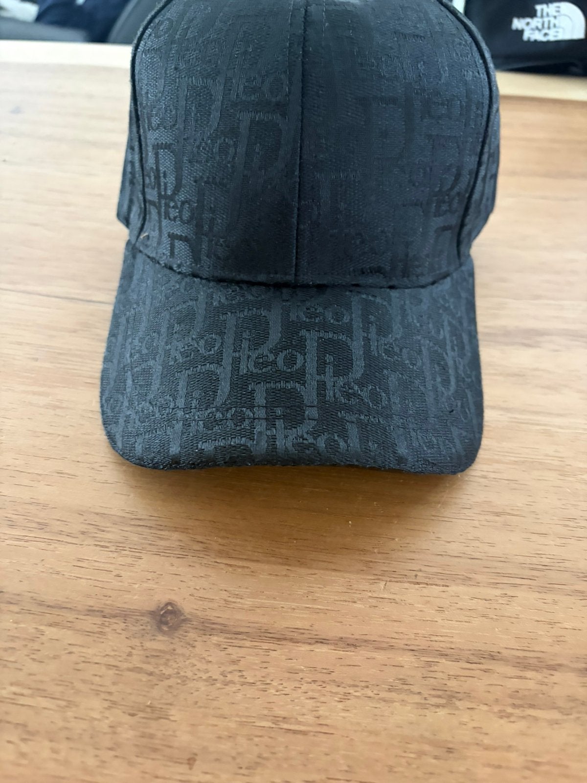 Dior pet, Ophalen of Verzenden, Nieuw, 57 cm (M, 7⅛ inch) of minder, Pet