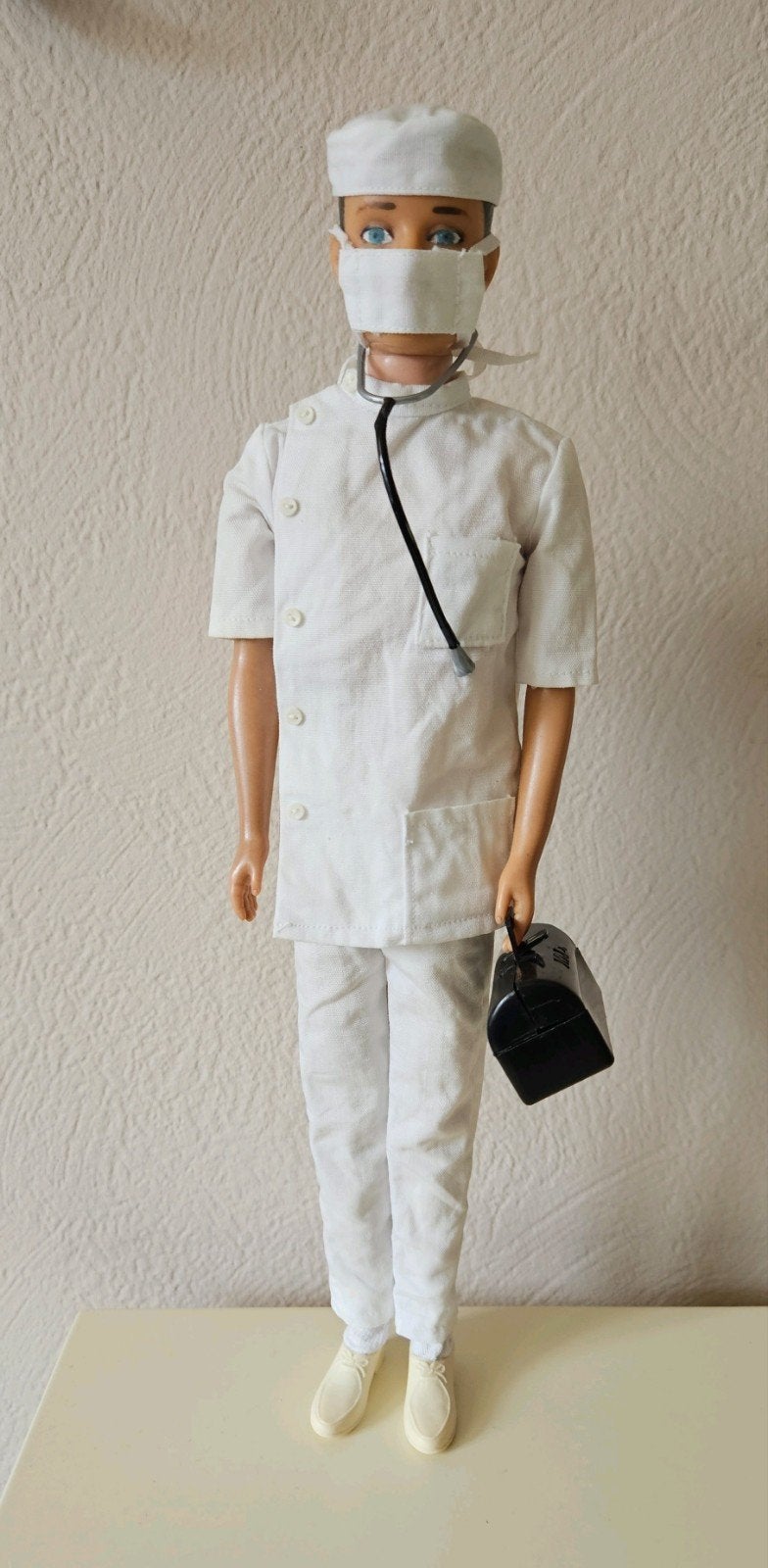 GERESERVEERD (Barbie) Ken + outfit Dr. Ken #793 compleet, Verzamelen, Poppen, Ophalen of Verzenden, Gebruikt, Kleertjes