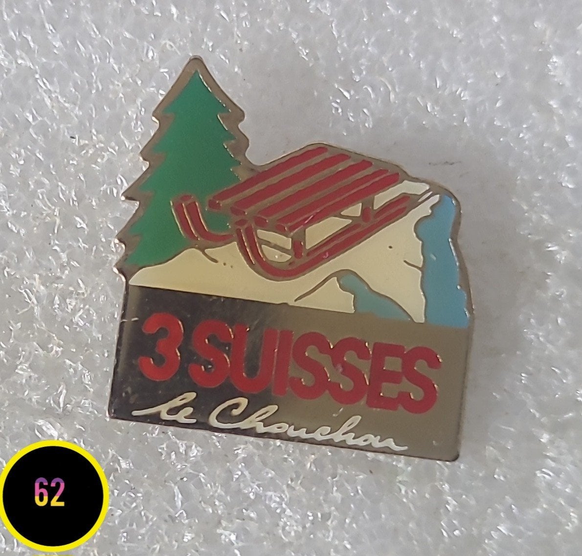 Vintage 3 Suisses Le Chouchou pin met slee en boom, Verzenden, Gebruikt, Overige onderwerpen, Speldje of Pin