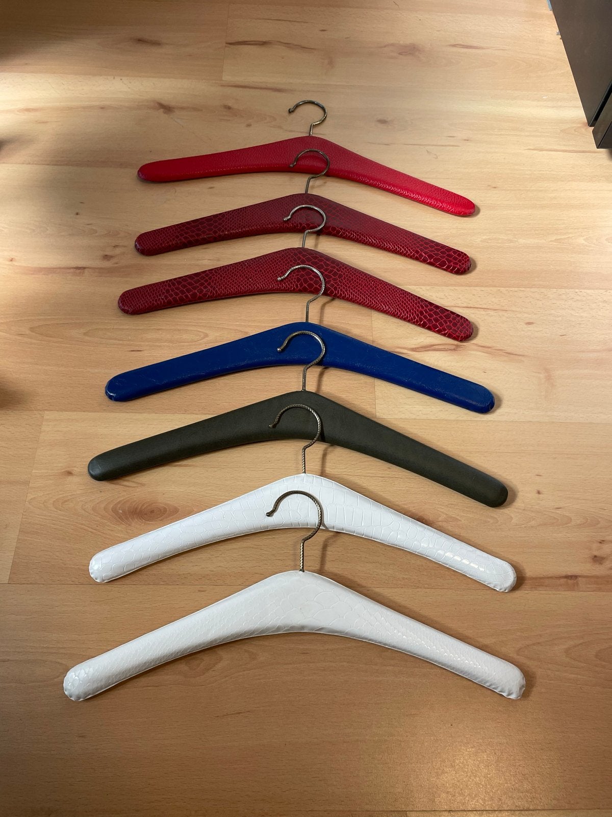 Vintage skai leren kledinghangers set (7 stuks), Ophalen, Zo goed als nieuw, Overige materialen, Volwassenen