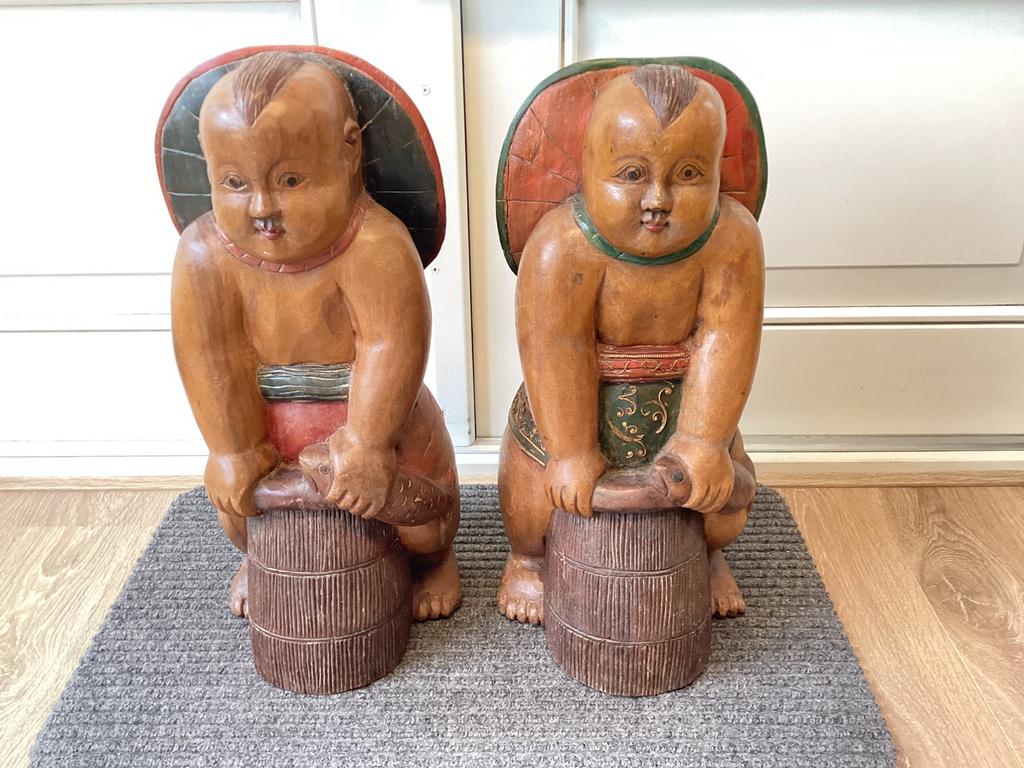 2 Aziatische houtsnijwerken, Ophalen