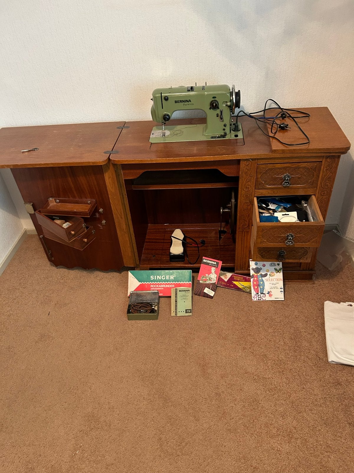 Bernina Favorit 540 naaimachine in meubel met accessoires, Ophalen, Gebruikt, Naaimachine, Bernina