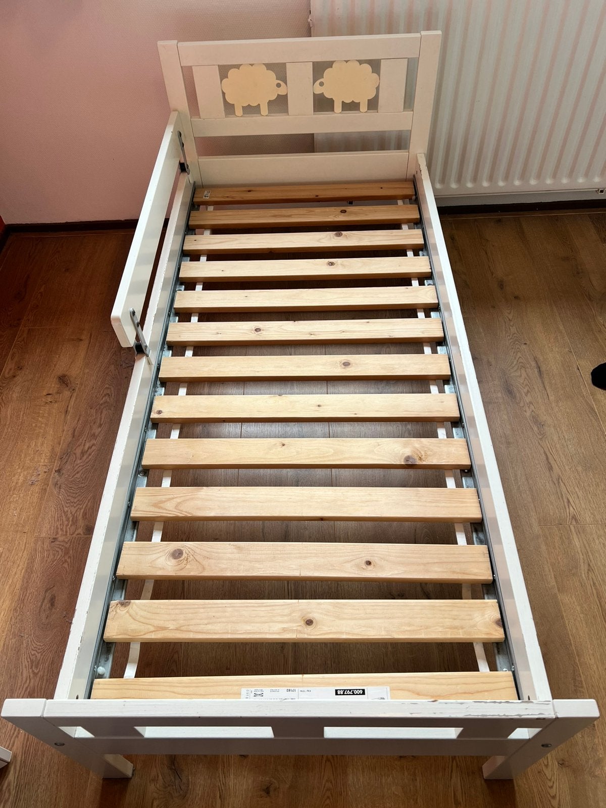 Peuterbed wit met schaapjes, Ophalen, Gebruikt, 70 tot 85 cm, Lattenbodem