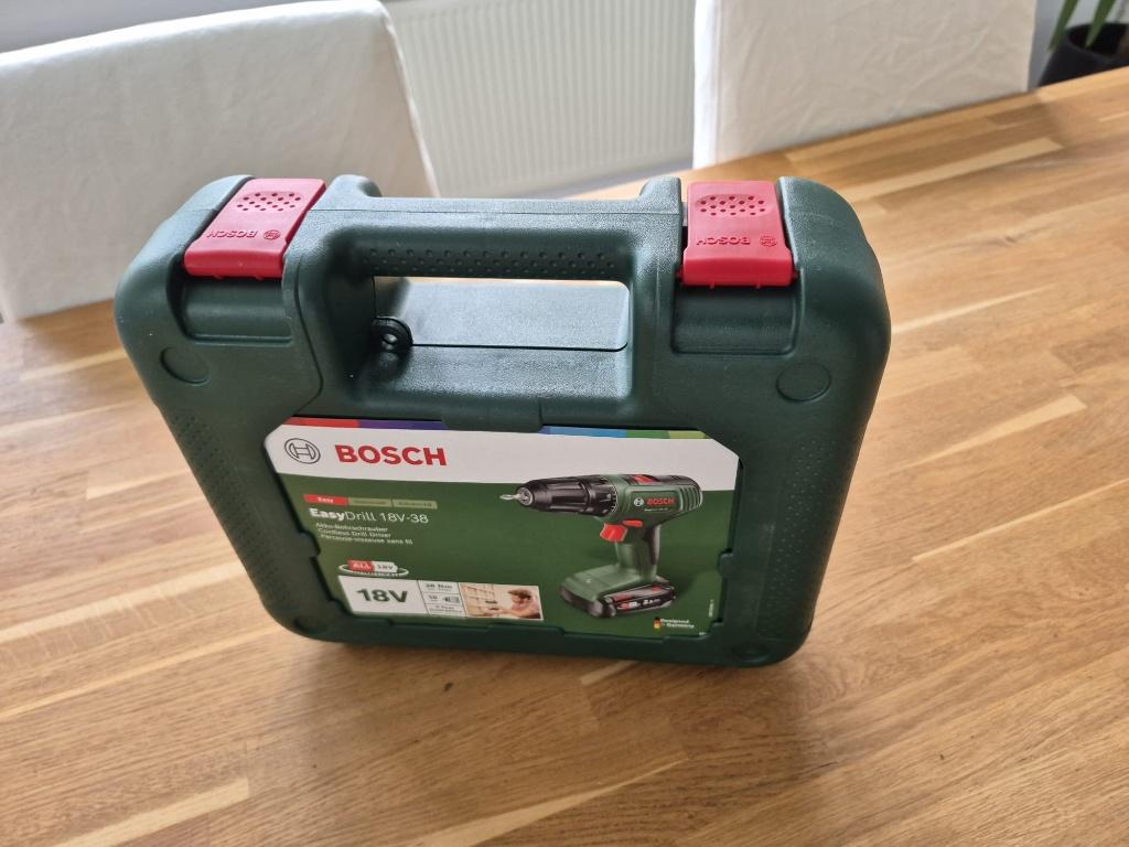 Bosch EasyDrill 18V‑38 - Met koffer en oplader, Ophalen of Verzenden, Klopboormechanisme, Zo goed als nieuw, Boor- en Schroefmachine