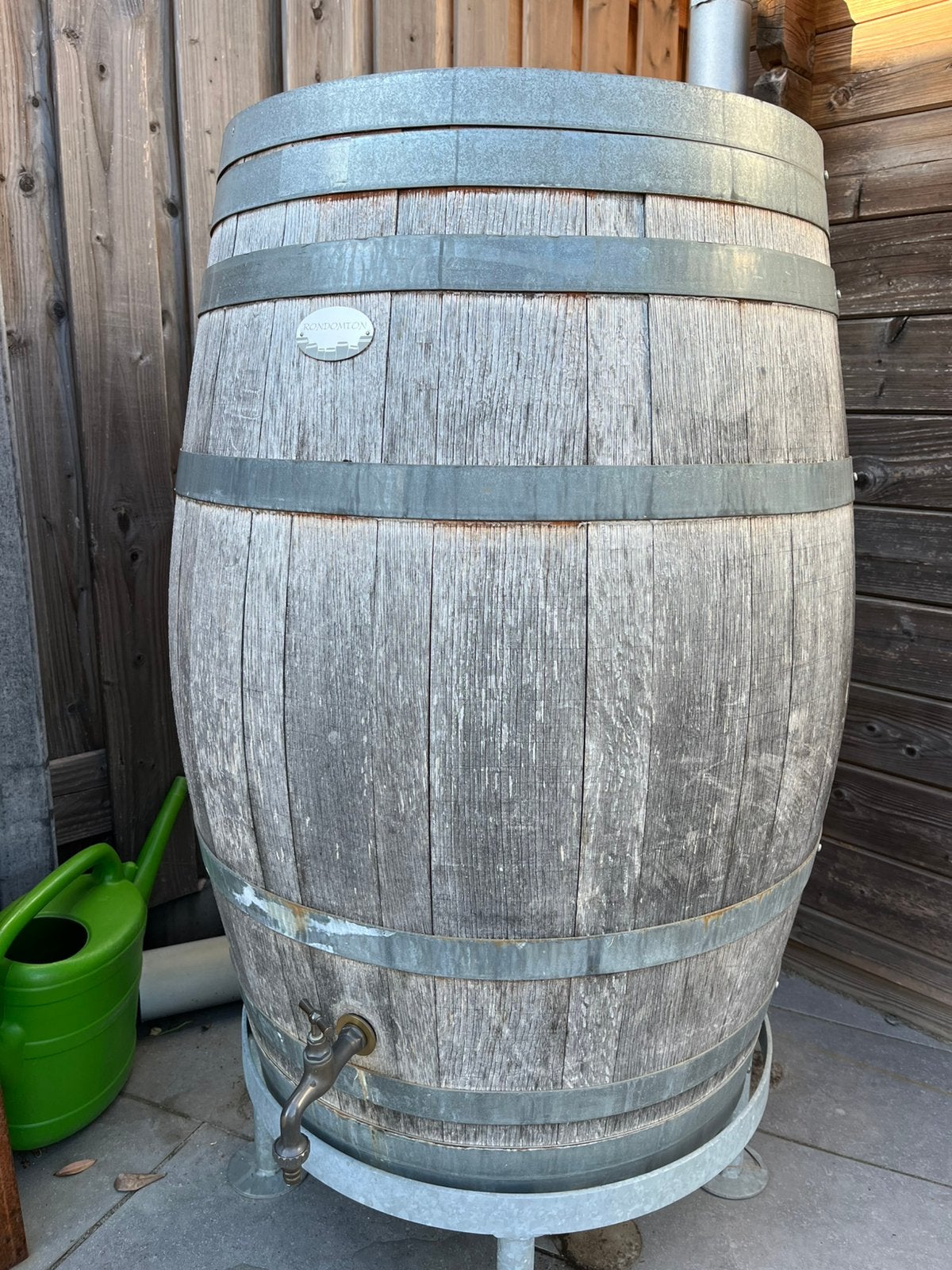 Rondomton houten regenton 225 liter op metalen standaard., Ophalen, Met kraantje, 150 liter of meer, Zo goed als nieuw