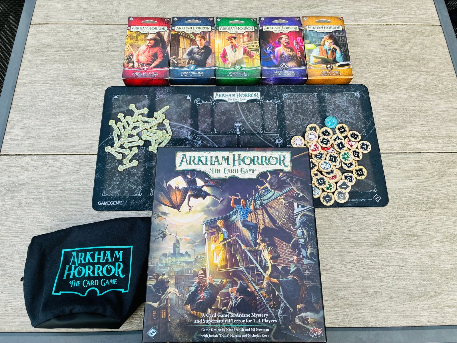 Arkham Horror Chapter Two + 5 Investigator Decks en extra’s, Een of twee spelers, Ophalen of Verzenden, Zo goed als nieuw