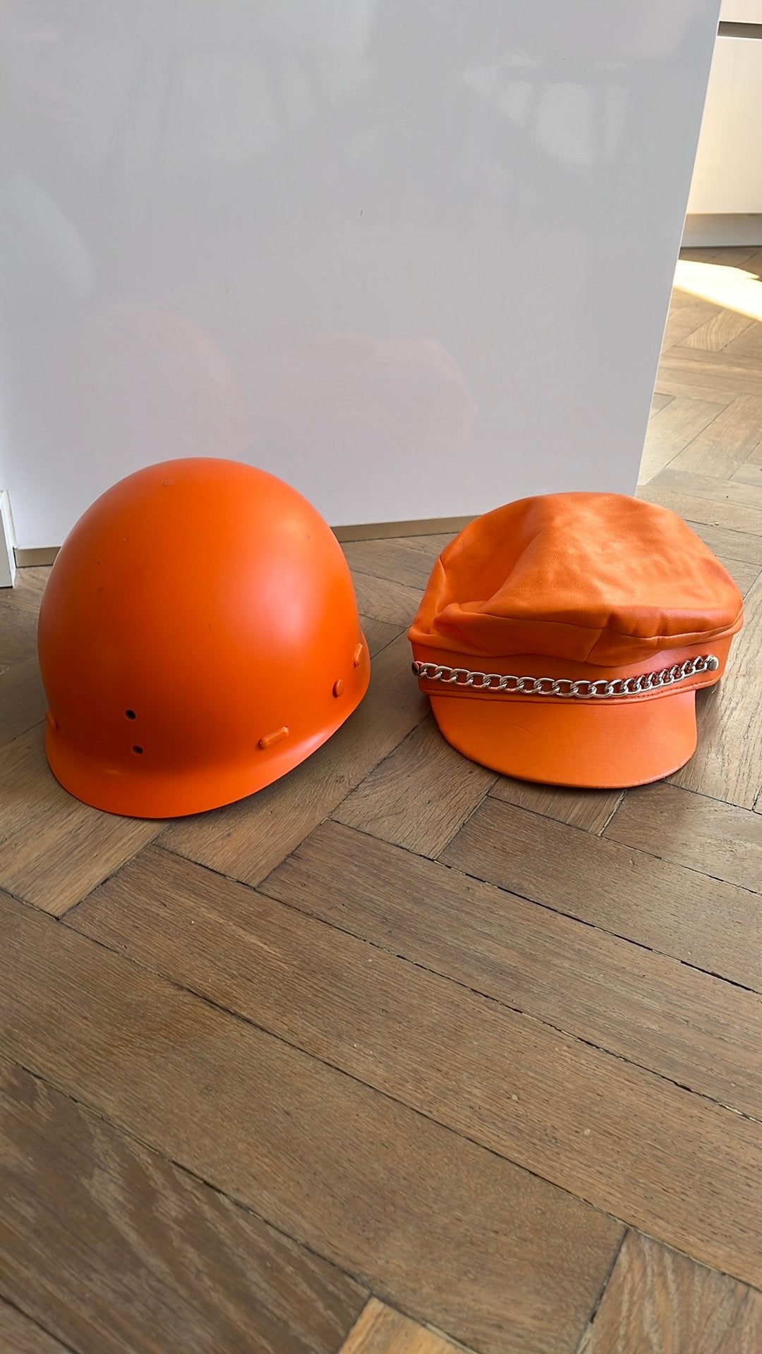 Carnaval oranje duitse helm wk biker pet leer net voetbal, Ophalen of Verzenden, Zo goed als nieuw, Oranje of Koningsdag