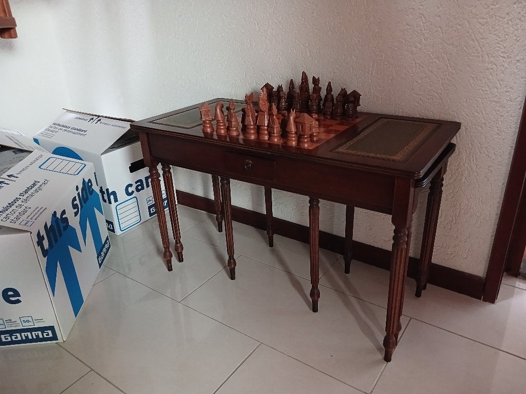 houten schaaktafel met 2 krukjes onder de tafel, Ophalen