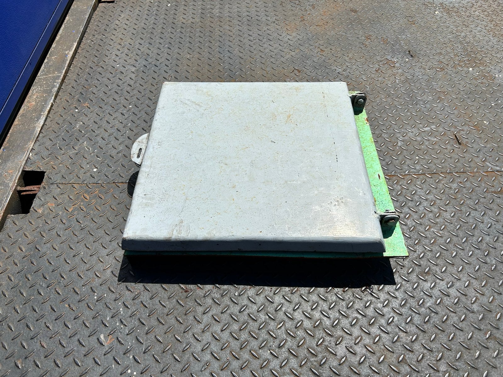 Stalen luik voor op het dek van schip boot vluchtluik, Ophalen, Gebruikt, Dekbeslag, Zeilboot of Motorboot