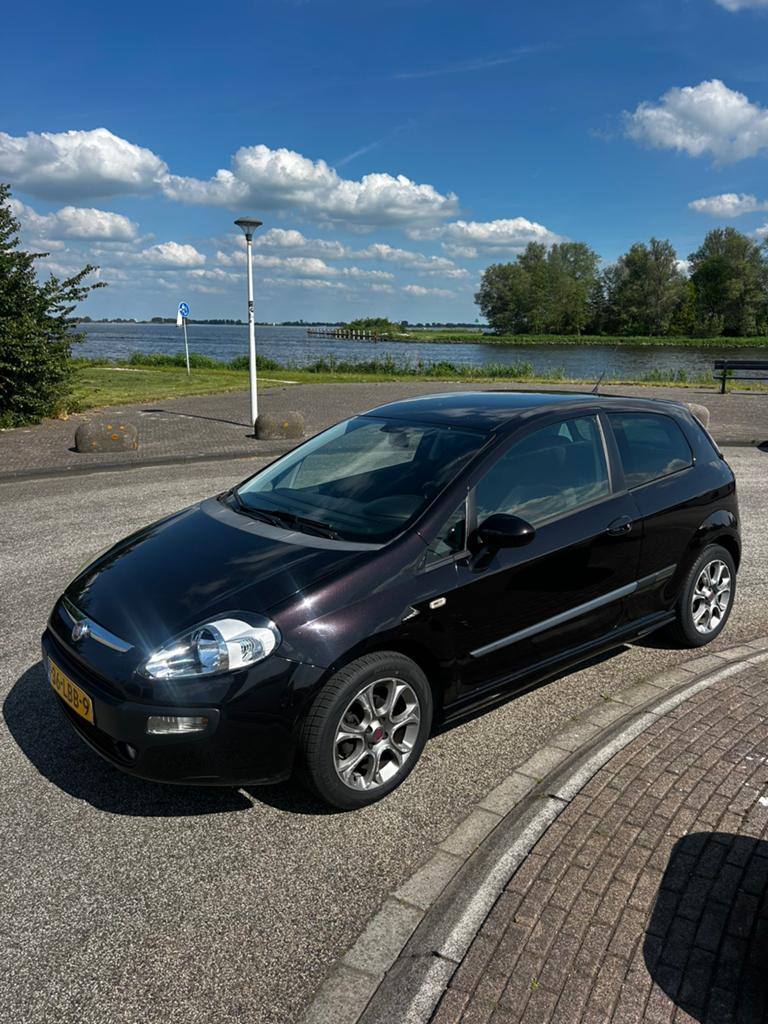 Fiat Punto 1.4 3DR 2010 Zwart, Auto's, Voorwielaandrijving, 40 €/maand, 4 cilinders, 400 kg