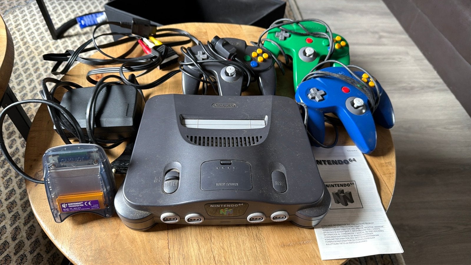 Nintendo 64 Console met 3 Controllers en Geheugenkaart, Spelcomputers en Games, Spelcomputers | Nintendo 64, Gebruikt, Met 3 controllers of meer