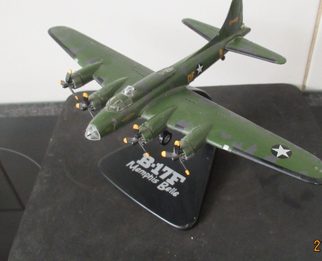 BOEING B-17 F-FLYING FORTRESS- MEMPHIS BELLE-ACADEMY, Overige merken, Ophalen of Verzenden, Zo goed als nieuw, Groter dan 1:72
