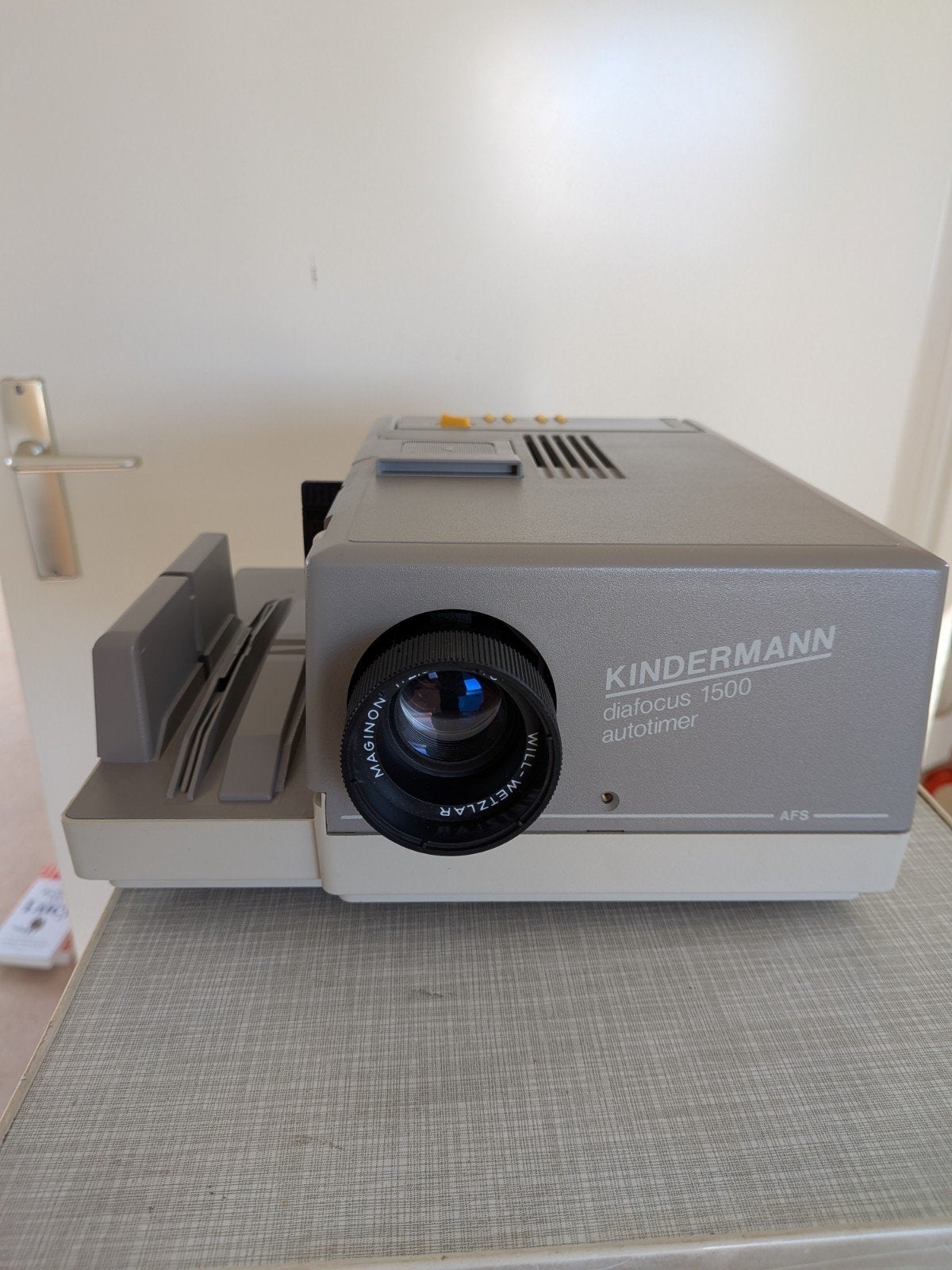 Kindermann Diafocus 1500 Autotimer diaprojector met scherm, Ophalen, Gebruikt, Met scherm
