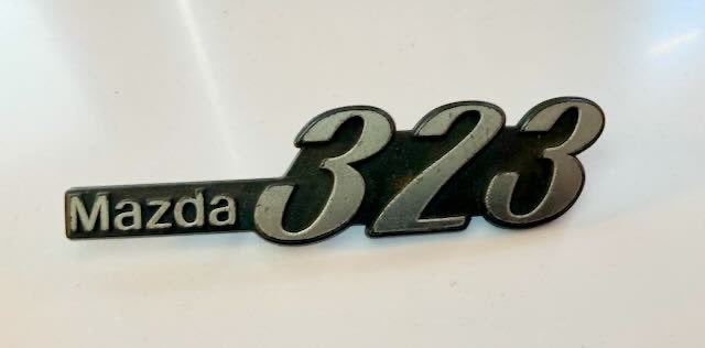 Mazda 323 embleem oldtimer, Verzamelen, Ophalen of Verzenden, Gebruikt, Auto's