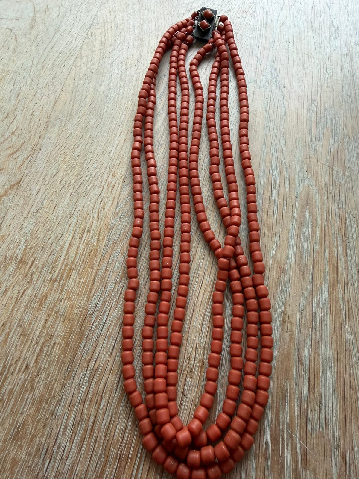 Meerstrengs retro imitatie koraal ketting, Ophalen of Verzenden, Zo goed als nieuw, Rood, Steen of Mineraal