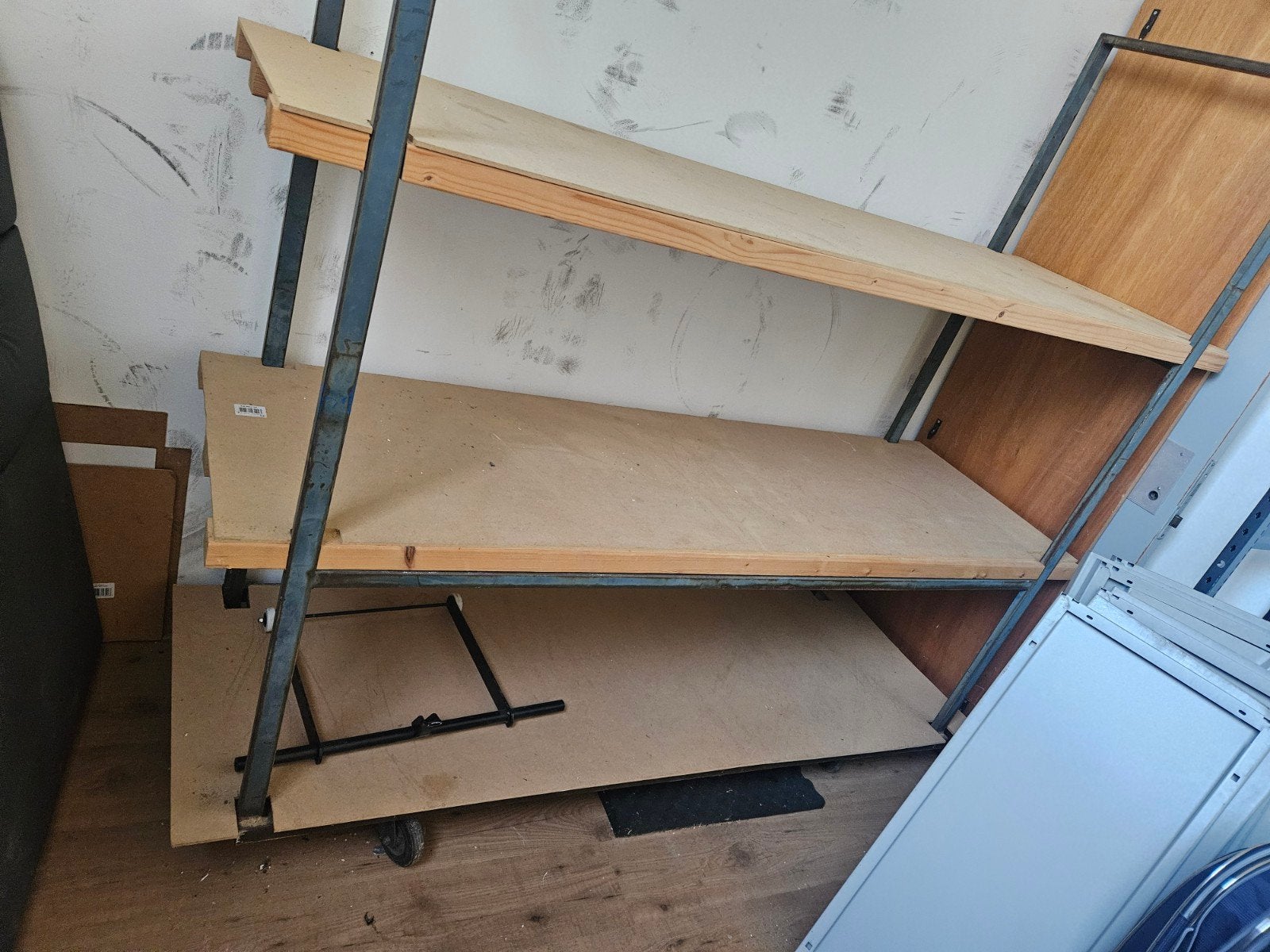 Stevige houten stellingkast met metalen frame, Huis en Inrichting, Kasten | Stellingkasten, Ophalen of Verzenden, Gebruikt