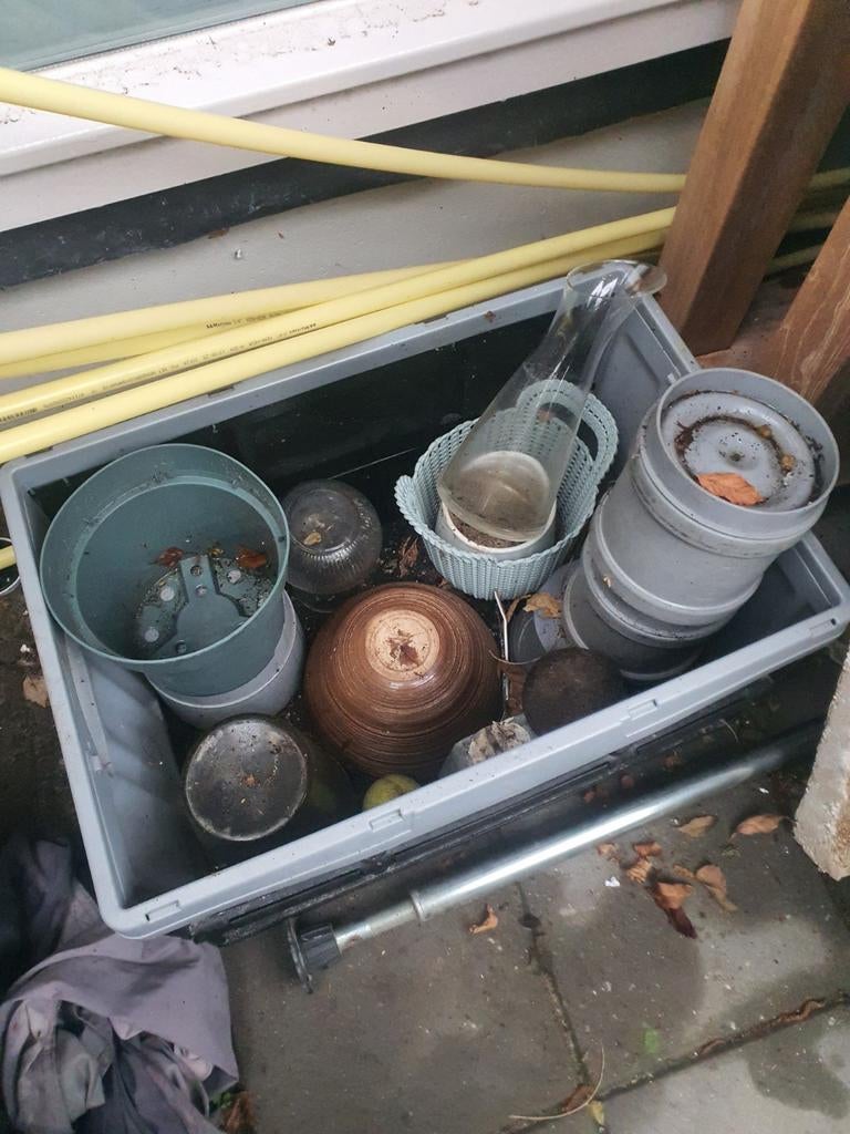 Gratis kleine potten, Doe-het-zelf en Verbouw, Dakpannen en Dakbedekking, Steen of Klei, Zwart, Ophalen of Verzenden, Minder dan 5 m²