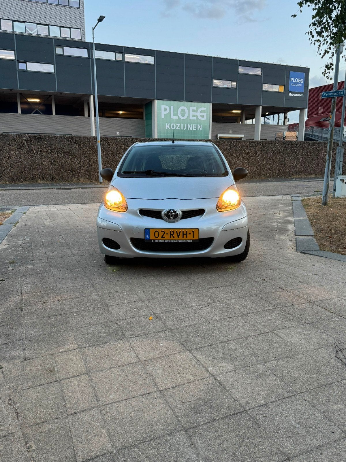 Toyota Aygo 1.0 12V Vvt-i 5DRS 2011 Grijs. nieuwe apk, Voorwielaandrijving, 4 stoelen, 68 pk, Origineel Nederlands