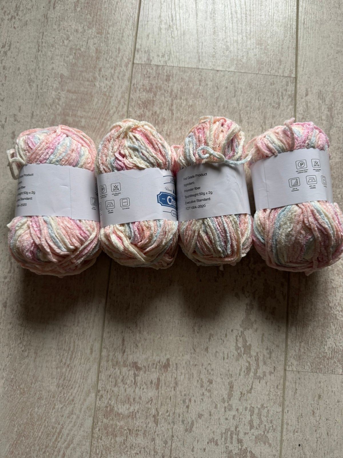 4 nieuwe bollen wol, Hobby en Vrije tijd, Ophalen of Verzenden, Nieuw, Breien of Haken, Wol of Garen