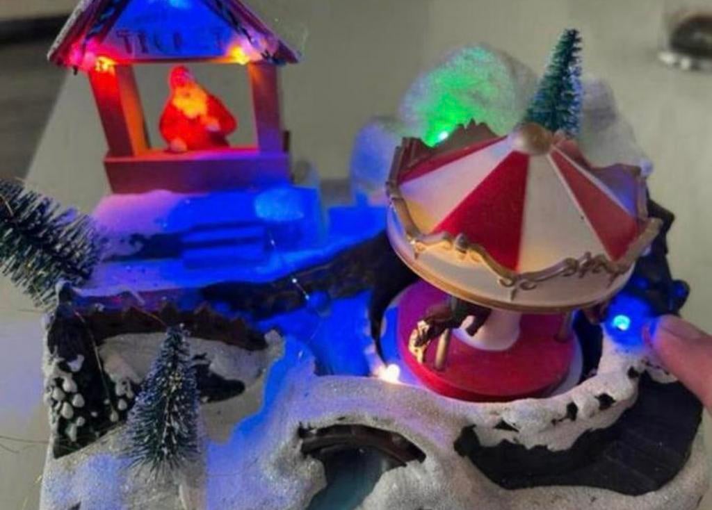 KERSTMIS DRAAIMOLEN MET PAARDJES EN EEN TICKET LOKET, Diversen, Ophalen of Verzenden, Zo goed als nieuw