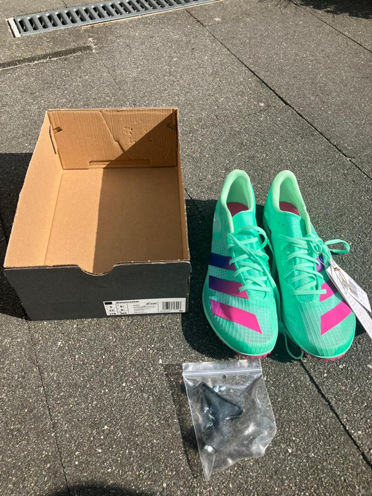 NIEUW Adidas Distancestar spikes maat 42 2/3, Ophalen of Verzenden, Zo goed als nieuw, Spikes, Adidas
