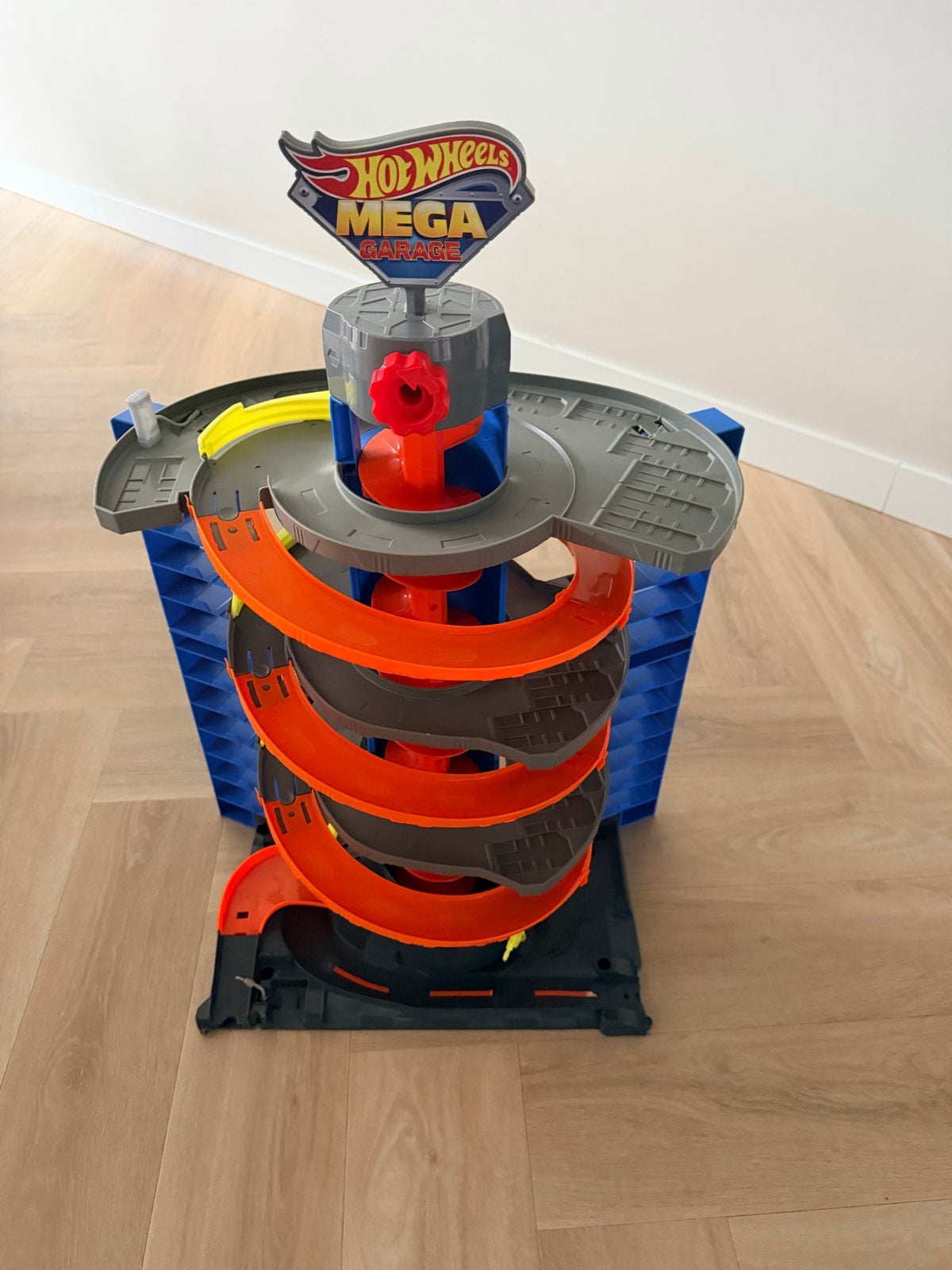 Hot Wheels Mega Garage en Toren met Vrachtwagen, Kinderen en Baby's, Speelgoed | Speelgoedvoertuigen, Ophalen, Gebruikt