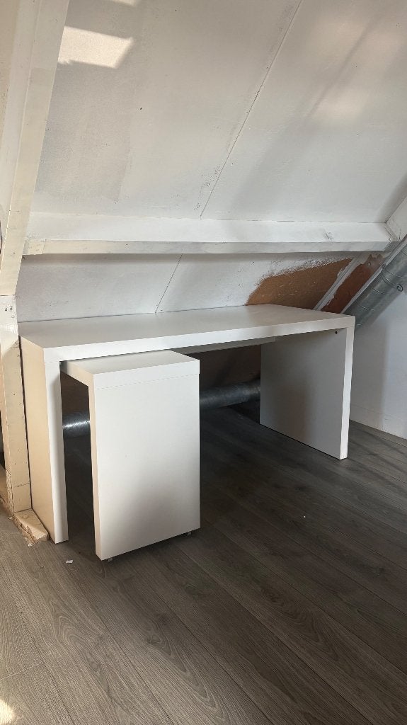 Ikea malm burea, Huis en Inrichting, Bureaus, Zo goed als nieuw, Verzenden