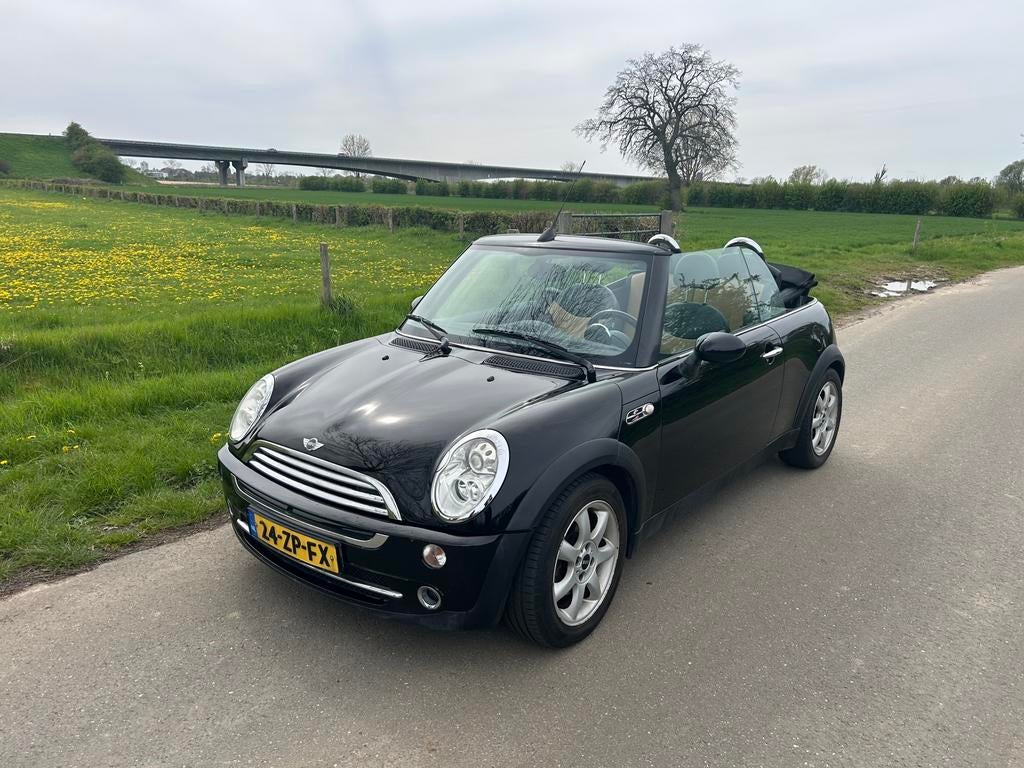Mini 1.6 16V Cooper Cabrio 2004 Zwart, Auto's, Voorwielaandrijving, 4 cilinders, Cabriolet, 4 stoelen