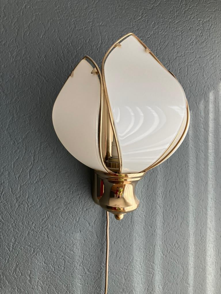 Vintage Regency Wandlamp – Messing & Melkglas – Lotus/Tulp, Ophalen, Zo goed als nieuw, Glas