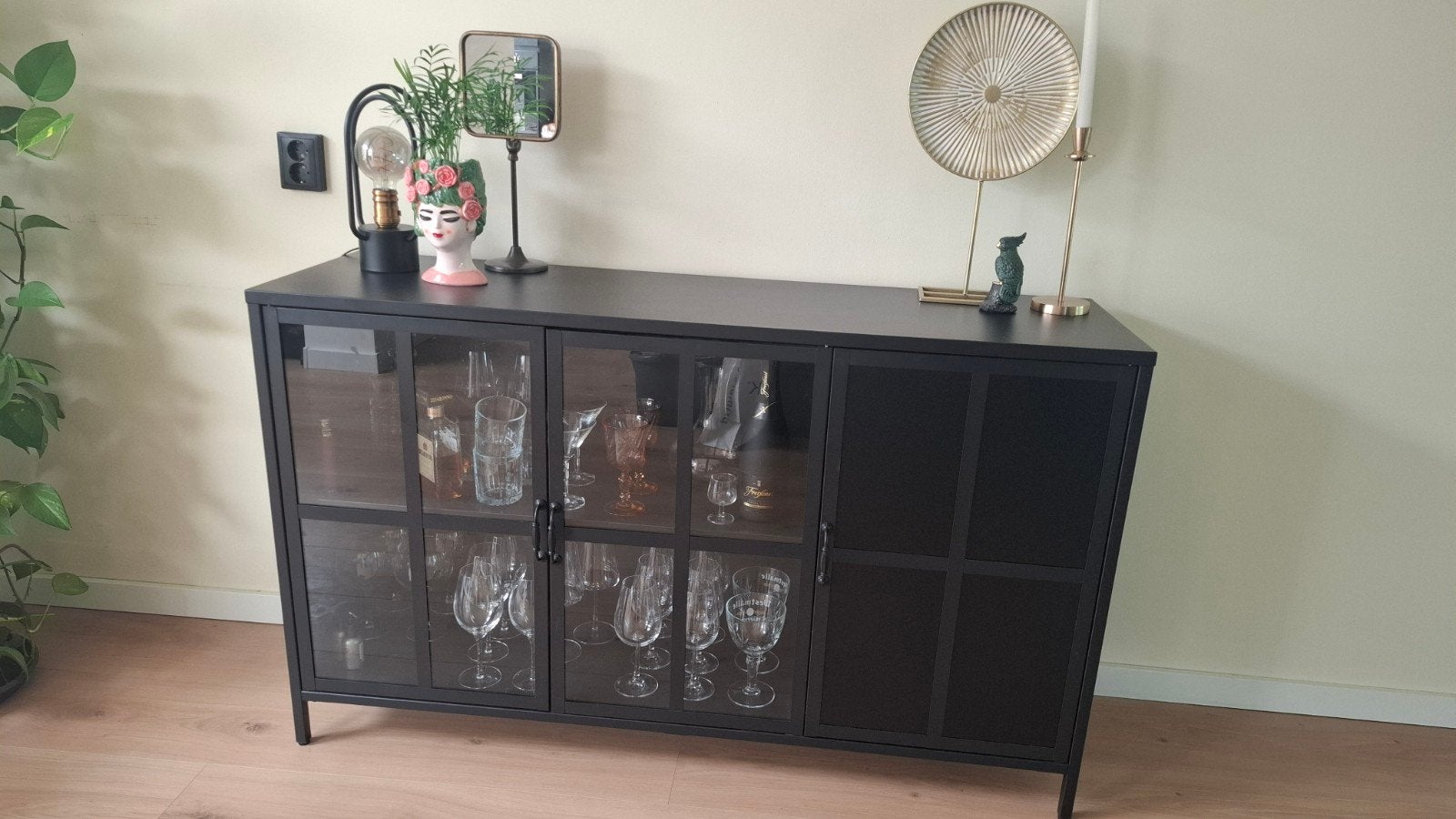Zwart metalen dressoir/vitrinekast met glazen deuren, Huis en Inrichting, Kasten | Dressoirs, 100 tot 150 cm, Industrieel, Modern