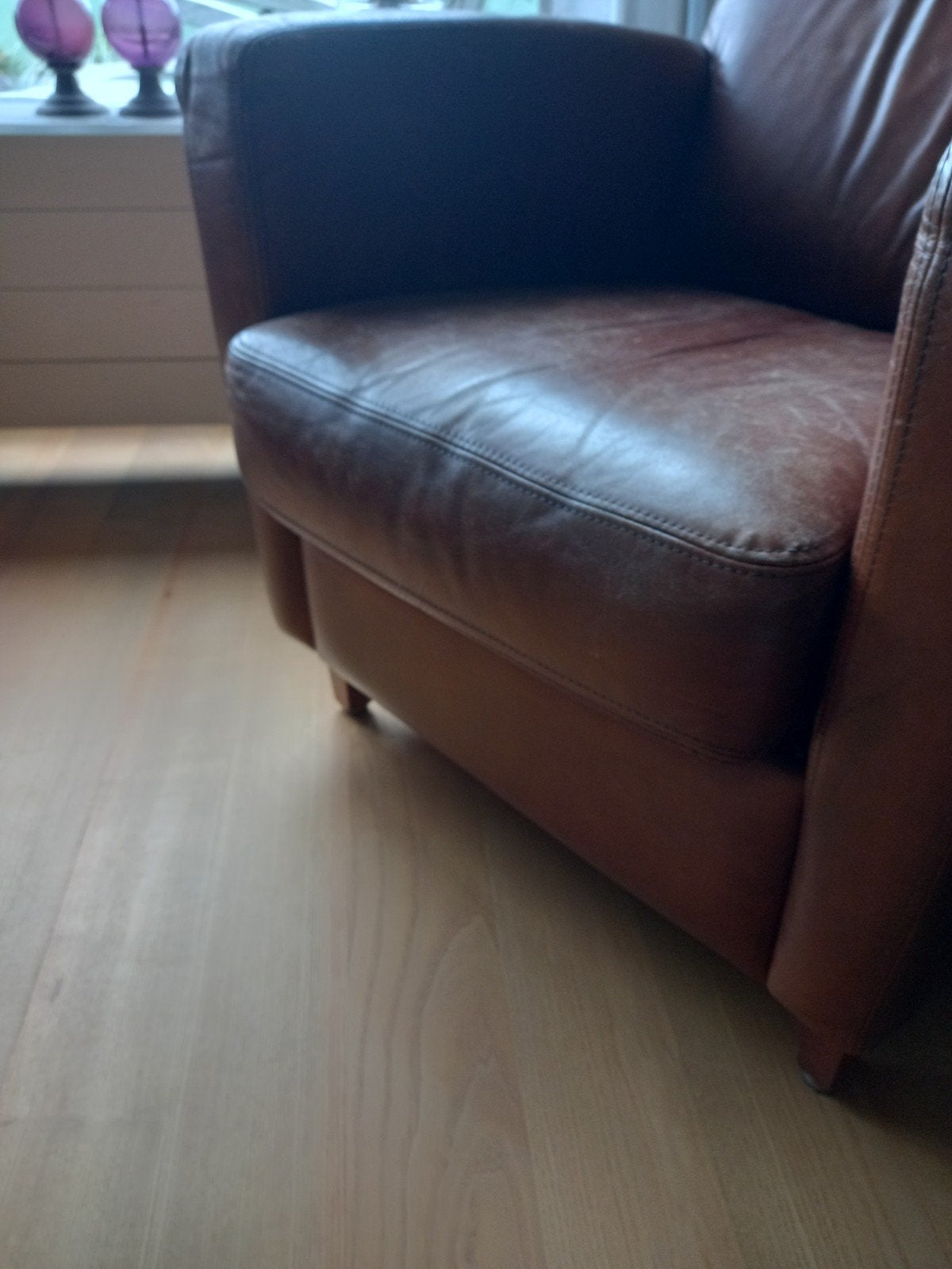 2 oude, doorleefde, leren fauteuils,  donkerbruin en cognac, Ophalen of Verzenden, Gebruikt, 75 tot 100 cm, 50 tot 75 cm