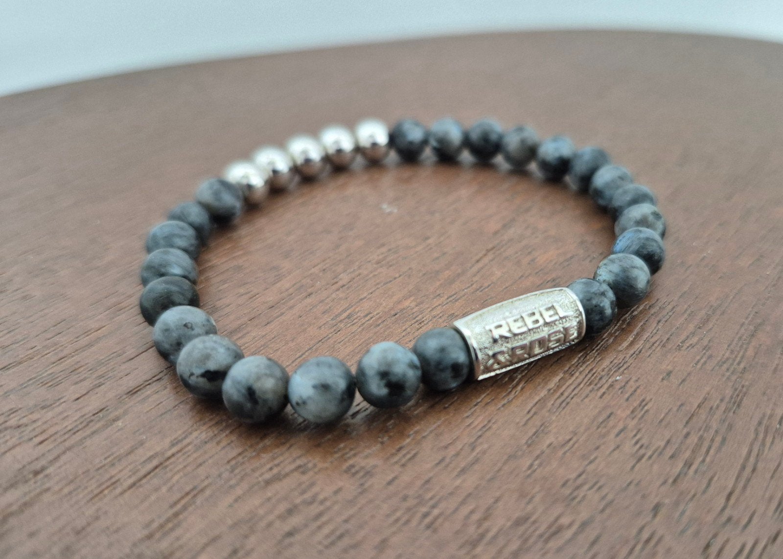 grijze Rebel en Rose armband vrouwen dames mannen heren S &, Ophalen of Verzenden, Zo goed als nieuw, Grijs, Elastiek