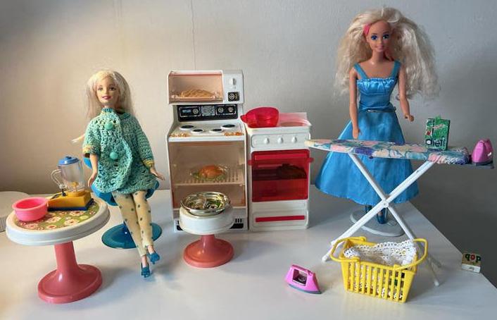 Vintage Barbie poppen met keuken en accessoires, Verzamelen, Ophalen of Verzenden, Zo goed als nieuw, Poppenhuis