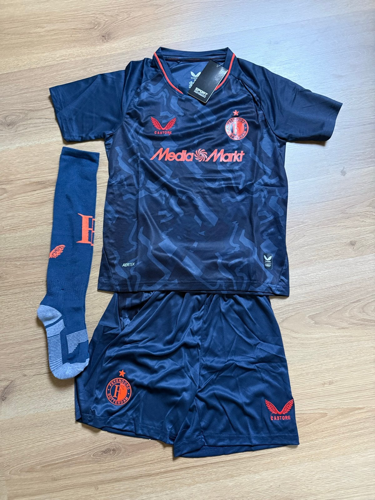 Feyenoord uit tenue 2026/2027 maat 128/134 met sokken, Ophalen of Verzenden, Nieuw
