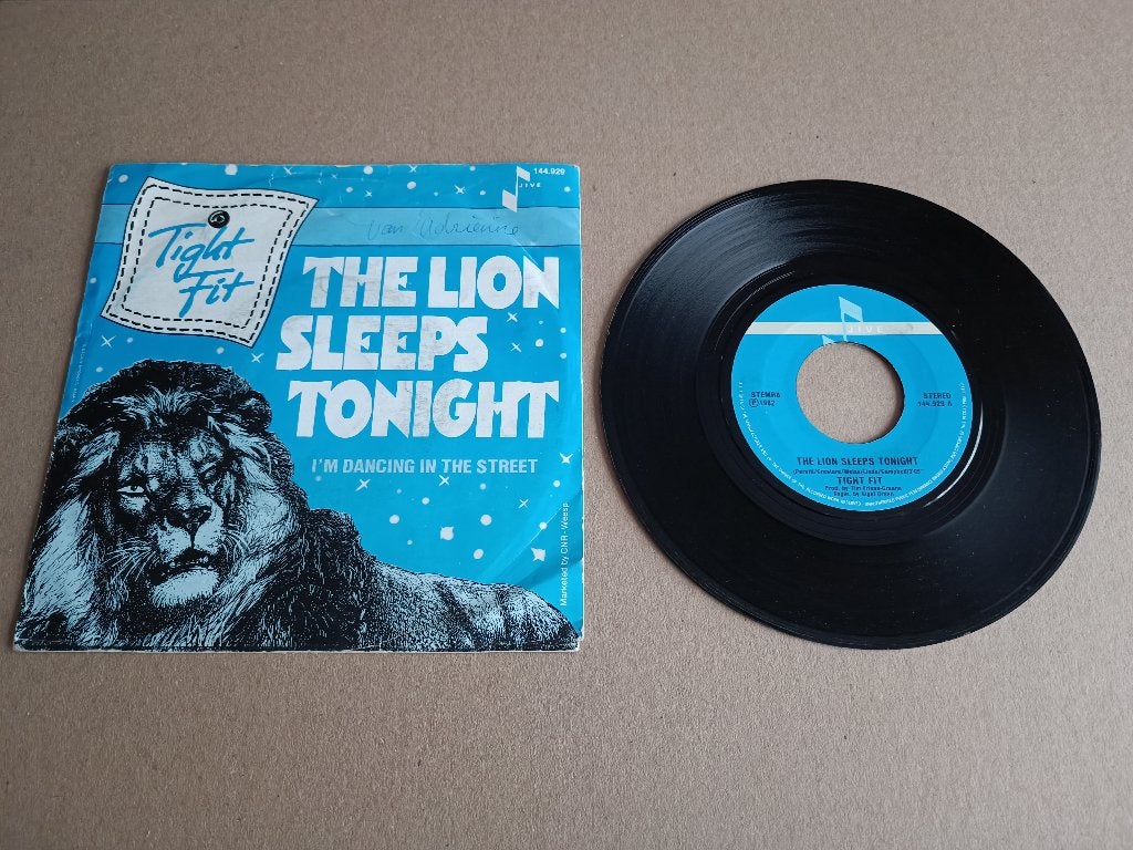 Single: Tight Fit - The Lion Sleeps Tonight (1982), Verzenden, Gebruikt, Pop