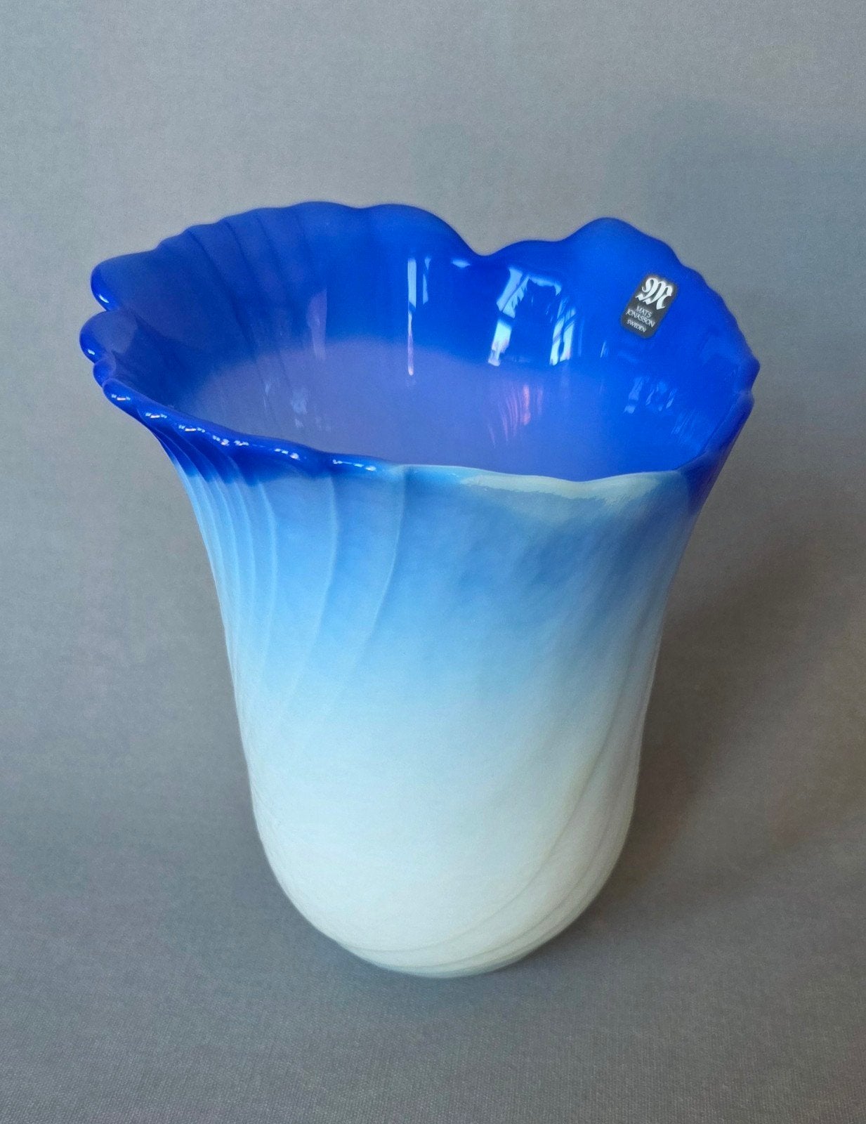 Mats Jonasson Målerås vaas blauw wit opaline glas H 16cm, Ophalen of Verzenden