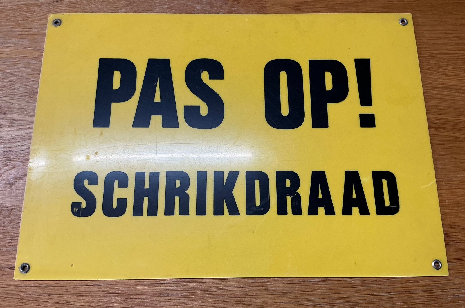 Oud tekstbordje PAS OP SCHRIKDRAAD, Ophalen of Verzenden, Gebruikt, Kunststof